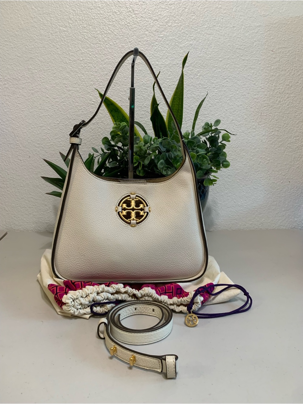 👜💕 Tory Burch White Pebbled Leather Shoulder Bag with Gold Logo